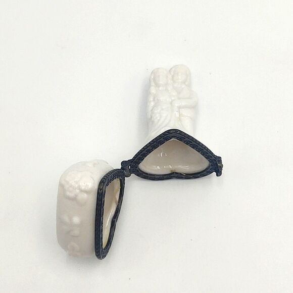 Vintage Bride & Groom Heart Shaped White Porcelain Trinket Ring Box - Picture 6 of 10